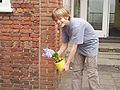 De bloemetjes buiten zetten .JPG