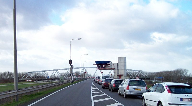 Bestand:Breedstedraaibrugvaneuropasluiskil.jpg