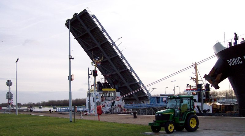 Bestand:Brugsluisverticaalterneuzen1.jpg