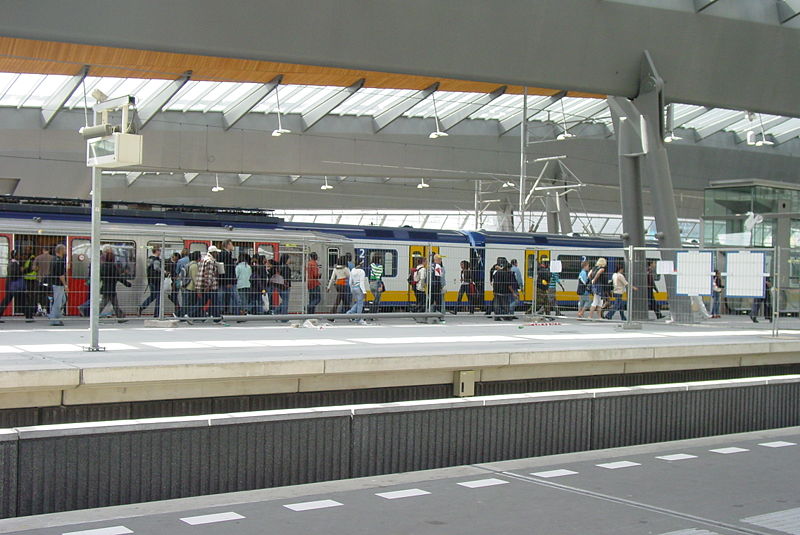 Bestand:Metro 54 en Sprinter naar Utrecht CS.JPG