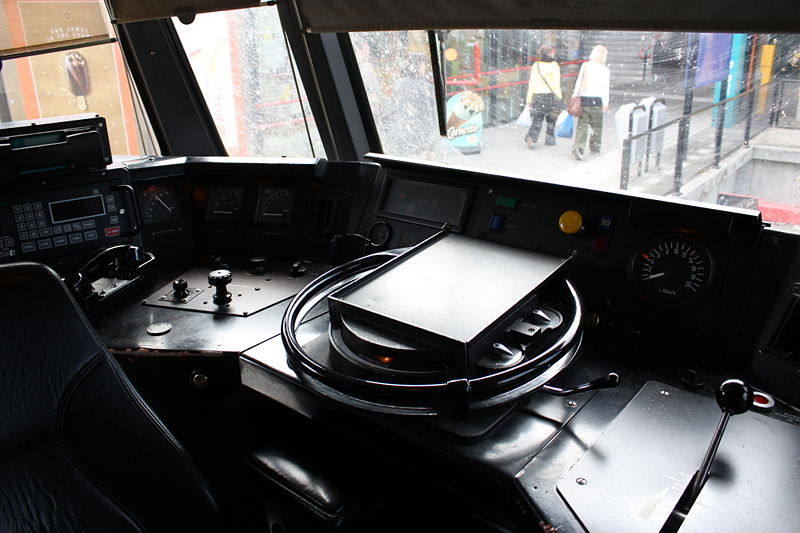 Bestand:Voorin een motorrijtuig van de mDDM2.JPG