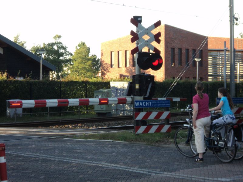 Bestand:Spoorwegovergang Hooglanderveen.jpeg